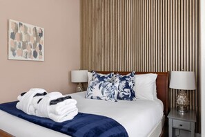 6 bedrooms, desk, iron/ironing board, WiFi