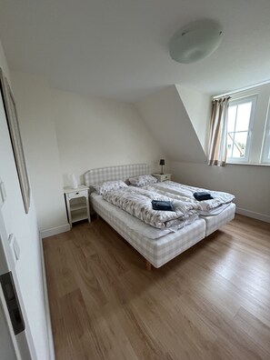 2 slaapkamers, een strijkplank/strijkijzer, reisbedje, gratis wifi