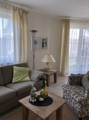 تلفزيون، مدفأة، مشغل دي في دي، ستيريو