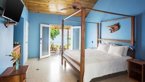 A room with a four-poster bed, a wooden ceiling fan, and a view of the outdoors. - Luna Sea Inn Ocean view (Bluefields)