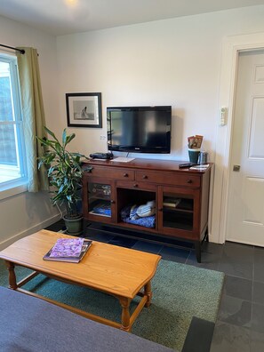 Smart TV - Jolly Whales! New, kitchenette, soaker tub, handicap shower, separate entrance. (St. Andrews)