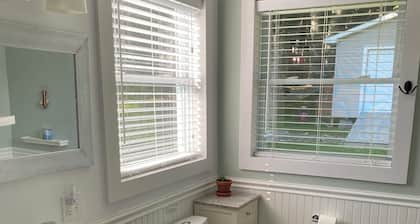 Jolly Whales! New, kitchenette, soaker tub, handicap shower, separate entrance.