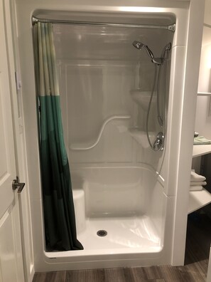 Baignoire, séchoir à cheveux, serviettes fournies, savon