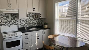 雪櫃、微波爐、焗爐、爐具