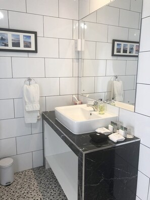 Combined shower/tub, hair dryer, towels, soap