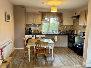 Fridge, microwave, oven, stovetop - Buttermilk Lodge - "Goulane" 2 Bedroom Apartment, 5 mins walk Clifden Centre (Clifden)