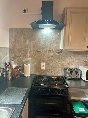 Fridge, microwave, oven, stovetop - Buttermilk Lodge - "Goulane" 2 Bedroom Apartment, 5 mins walk Clifden Centre (Clifden)