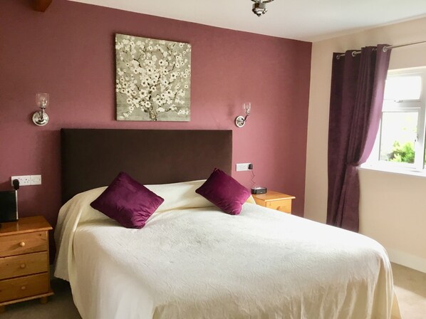 2 bedrooms, in-room safe, desk, iron/ironing board