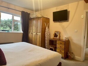 2 bedrooms, in-room safe, desk, iron/ironing board