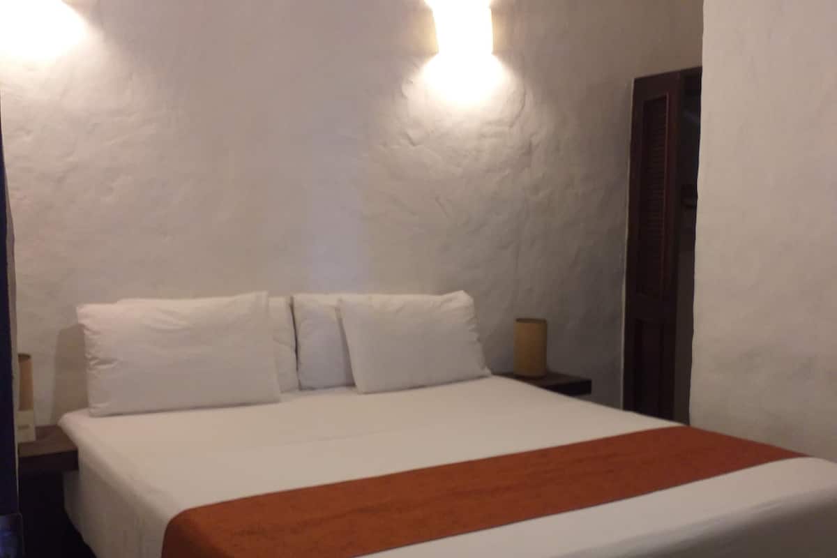 Habitación tradicional | Ropa de cama de alta calidad, camas con pillow-top y wifi gratis