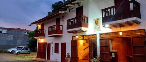 Vista frontal de la propiedad