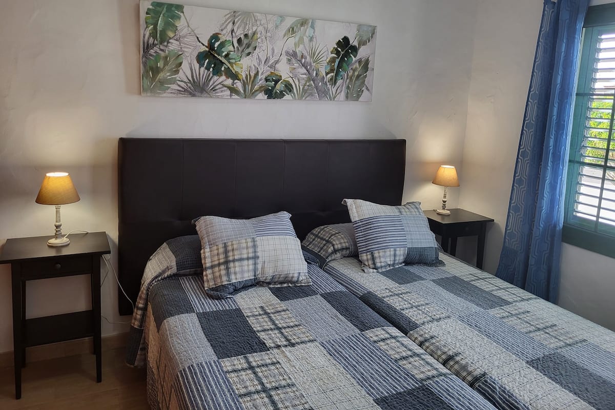 Caja de seguridad en la habitación y escritorio