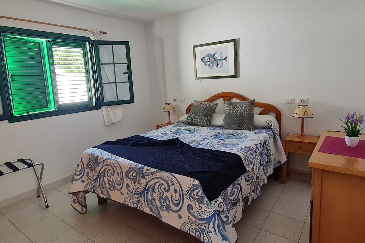 1 kamar tidur, brankas, dan didekorasi berbeda-beda