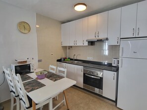 Superior Apartment, 2 Bedrooms, Balcony (I) | Private kitchen | Full-sized fridge, microwave, oven, stovetop - Gueldera Apartments (Tías)