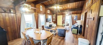 Seahorse Cottage UPSTAIRS - Ocean Views, Beachside