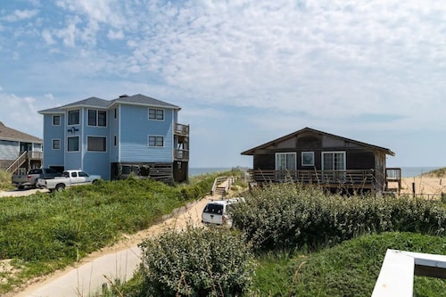 Semi-Oceanfront 🏄‍♀️Oceanviews🌊 on a Private Access Road⛱ 50 feet to the beach