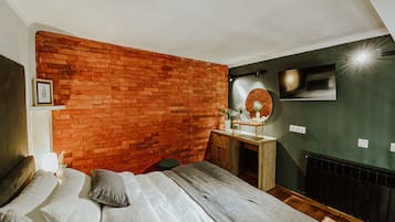 1 bedroom, in-room safe, iron/ironing board, free WiFi