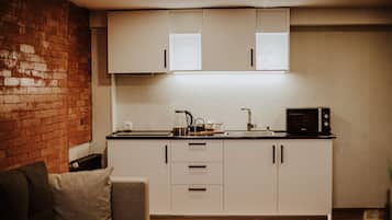 Frigorífico, microondas, placa de cocina y hervidor eléctrico