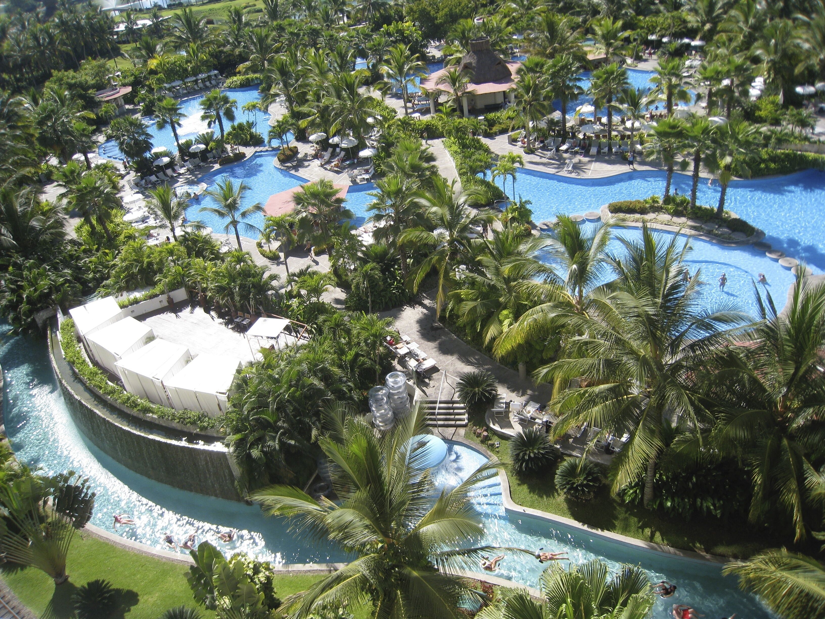 Een binnenzwembad, een buitenzwembad