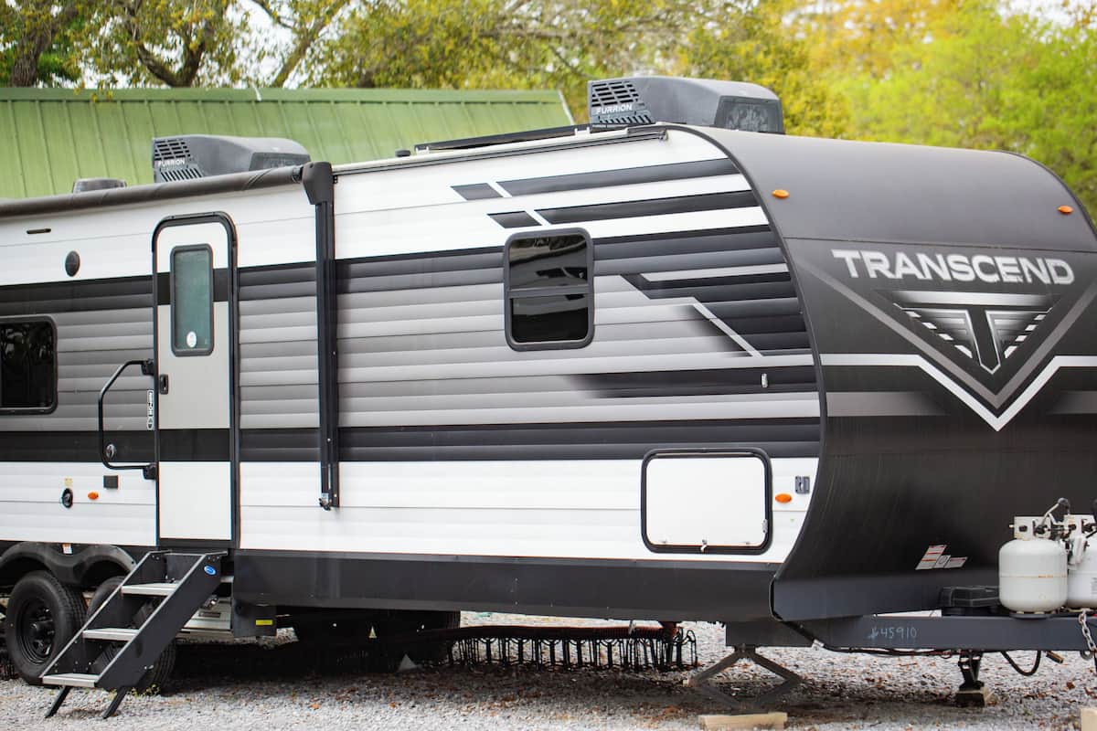 Un modèle Transcend RV doté d’une porte latérale, d’une petite fenêtre et d’une échelle.