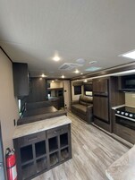 设计双床房, 1 间卧室 | 起居区 | 32-英寸电视（配备有线频道）