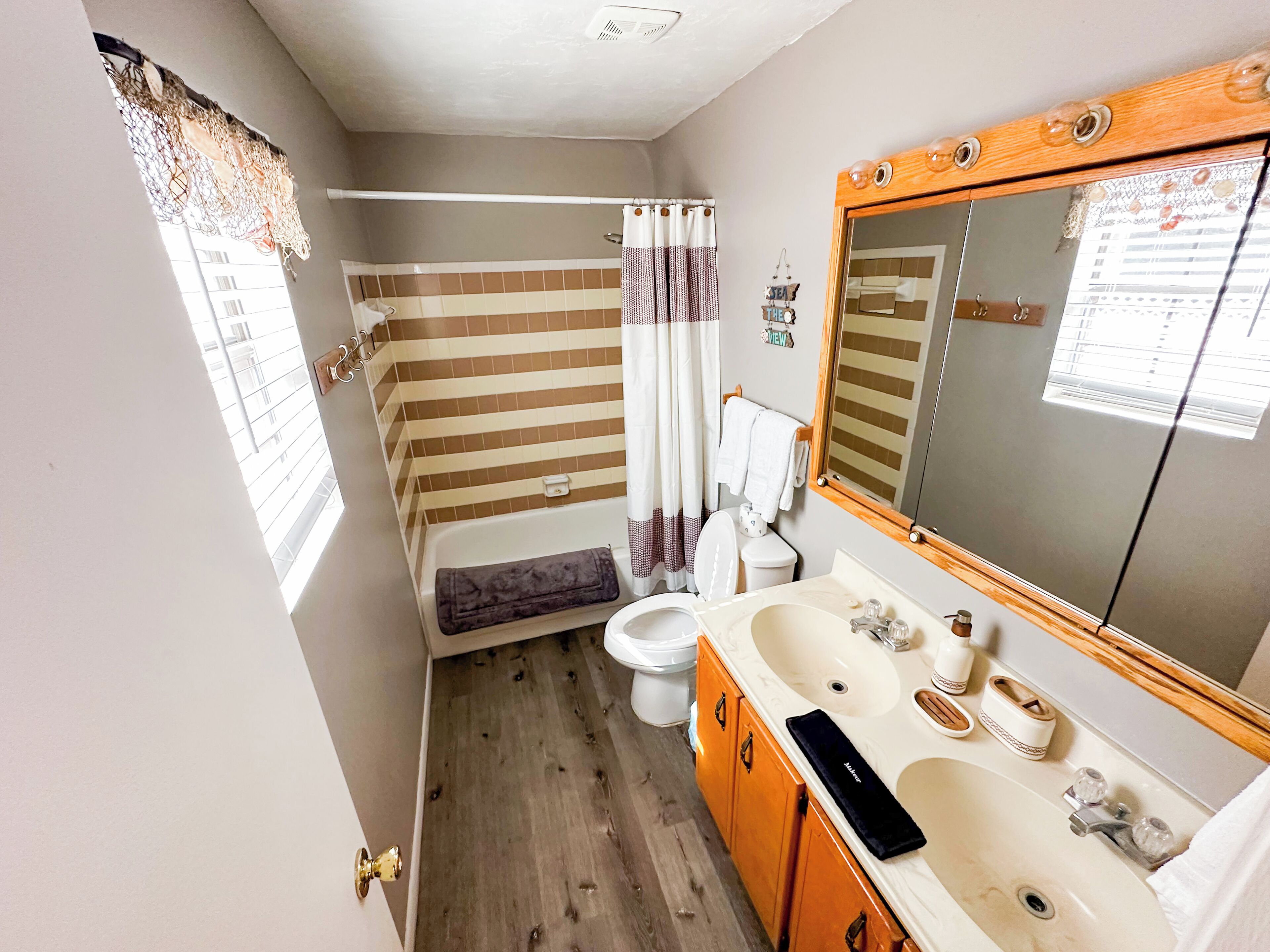 Ein kleines Badezimmer mit Dusche, Toilette und Waschbecken.