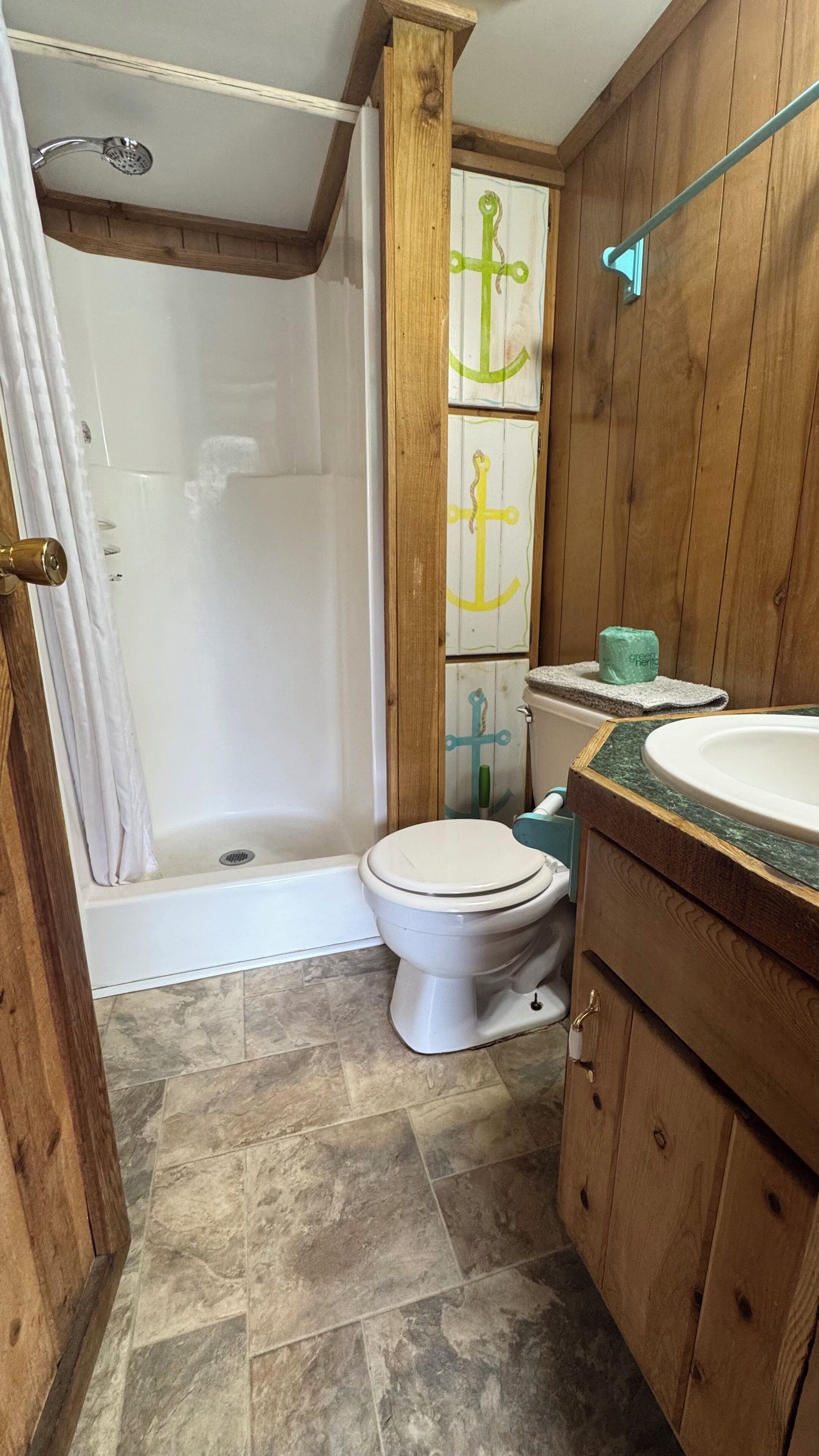 Ein Badezimmer mit Dusche, Toilette und Waschbecken.