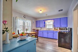 Réfrigérateur, micro-ondes, plaque de cuisson, cafetière/bouilloire