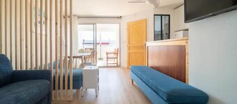 Apartment F2 terrace "Port Athena" 150 m from the beach