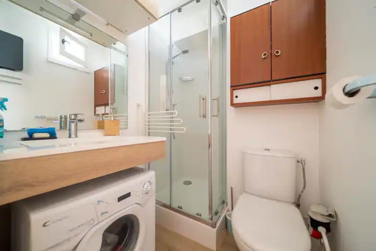 Douche, sèche-cheveux, savon, papier toilette