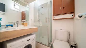 Douche, sĂšche-cheveux, savon, papier toilette