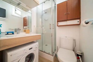 Douche, séchoir à cheveux, savon, papier de toilette