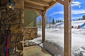 Property grounds - Couple's Ski Condo: 1 Mi to Breckenridge Golf Club (Breckenridge)