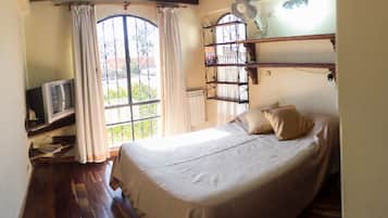 3 habitaciones, escritorio, tabla de planchar con plancha y wifi gratis