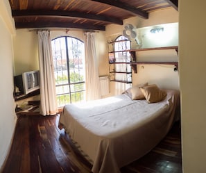 3 habitaciones, escritorio, tabla de planchar con plancha y wifi gratis