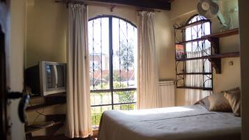 3 habitaciones, escritorio, tabla de planchar con plancha y wifi gratis