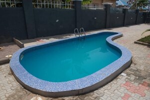 8 piscinas al aire libre