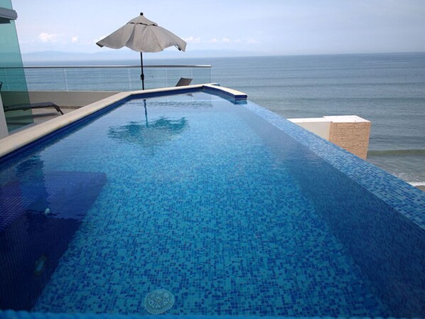 Alberca al aire libre y alberca climatizada