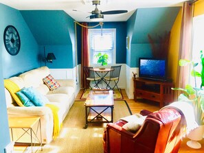 TV, stereo, computer monitors - Retro-Chic Urban Oasis (Chicago)