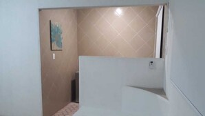 Televisión de pantalla plana de 32 pulgadas con canales por cable 