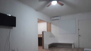 Televisión de pantalla plana de 32 pulgadas con canales por cable 