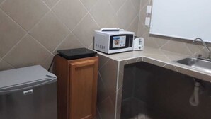 Frigobar y utensilios de cocina 
