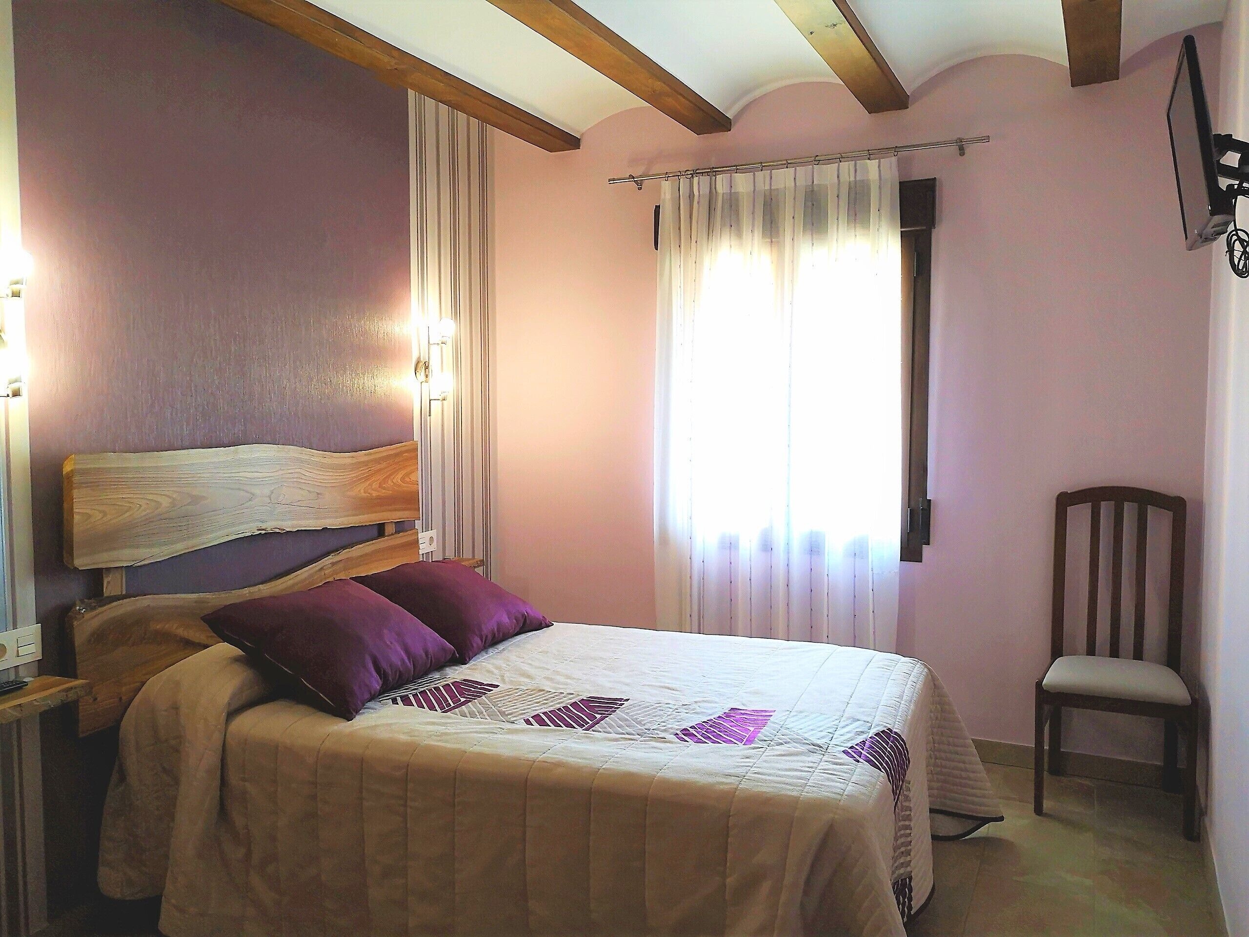 3 bedrooms, travel crib, WiFi, bed sheets