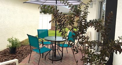 WOW.. ELEGANT Courtyard Villa, GOLF CART, Walk to Sumter Square & pool, sleep 6+
