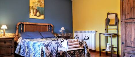 6 bedrooms, desk, iron/ironing board, free WiFi