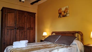 6 quartos, escrivaninha, ferros/tĂĄbuas de passar roupa