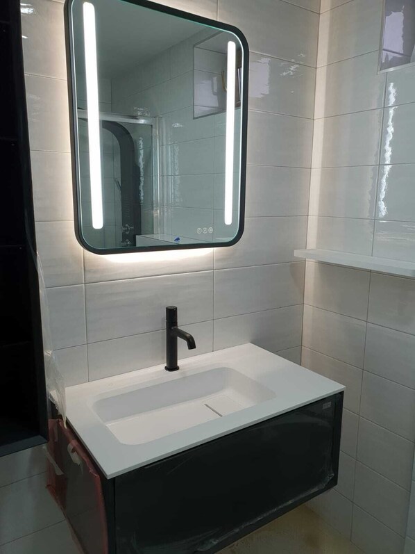 Familiestudio | Bad | Separat badekar og dusj, boblebad og toalettartikler (inkludert)