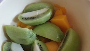A bowl containing sliced kiwi and mango. - Maleni stan (Zagreb)
