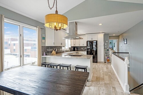 Renovated with Backyard Oasis! Quick Walk to Town & Beach. 4 BRs. Sleeps 10