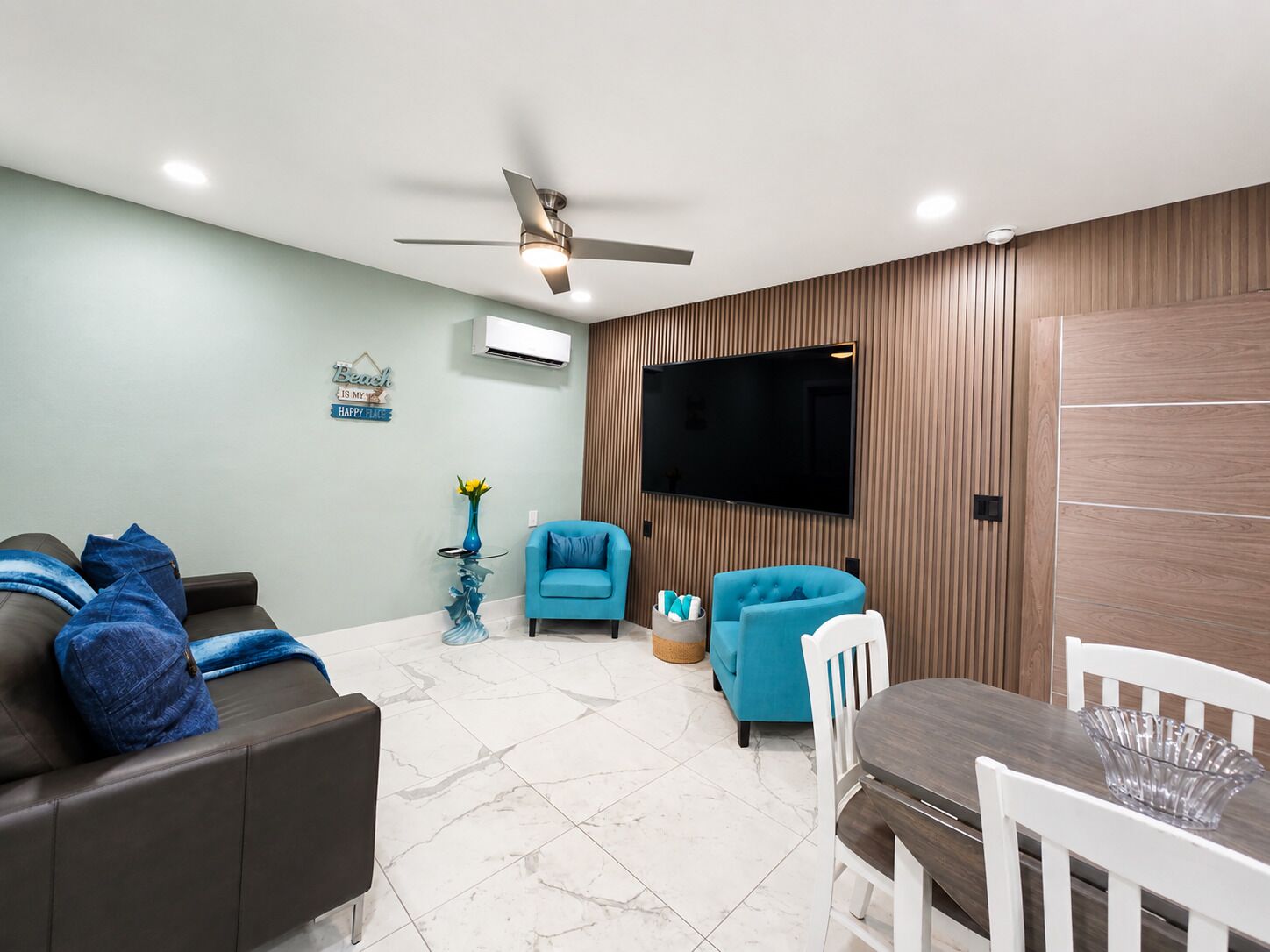 Couples Beach Retreat  5 Min Walk To Madeira Beach. Private Backyard - Madeira Beach, FL